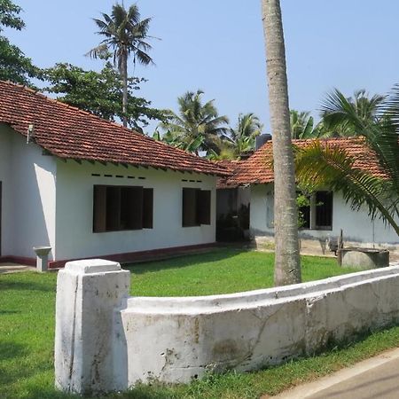 Mendis Cottage Уелигама Екстериор снимка